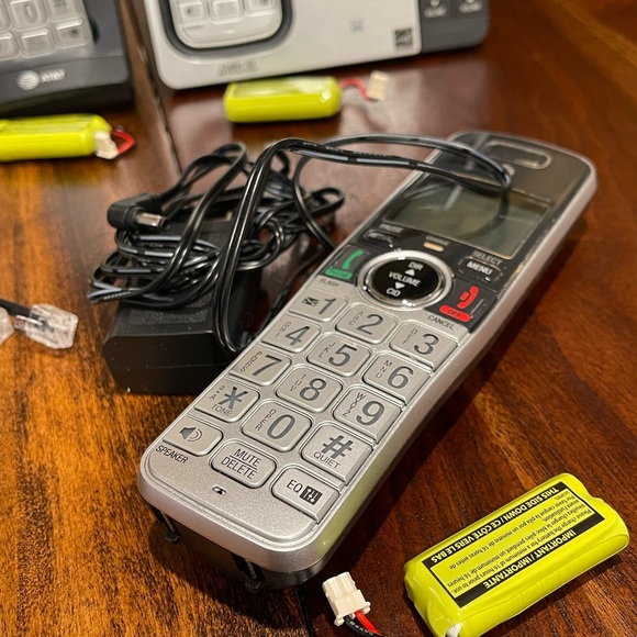 ATT CL82414 3 Handset Cordless Answering System extra handset - Picture 4 of 16